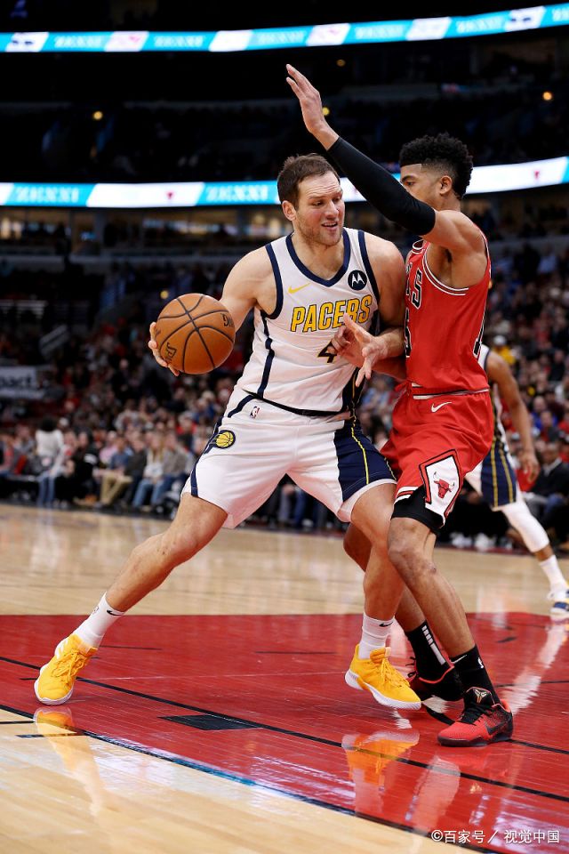 足总杯倒计时;芝加哥公牛清晨更衣室发声;细节引发关注;气氛紧张;年轻球员得到机会的简单介绍 足总杯倒计时;芝加哥公牛清晨更衣室发声;细节引发关注;气氛紧张;年轻球员得到机会的简单介绍