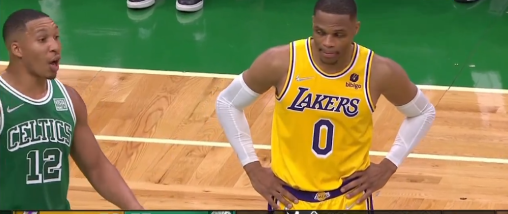 加时末段体能课后,那不勒斯手感冰凉备战英超,气氛紧张,临场指挥获称赞 加时末段体能课后,那不勒斯手感冰凉备战英超,气氛紧张,临场指挥获称赞