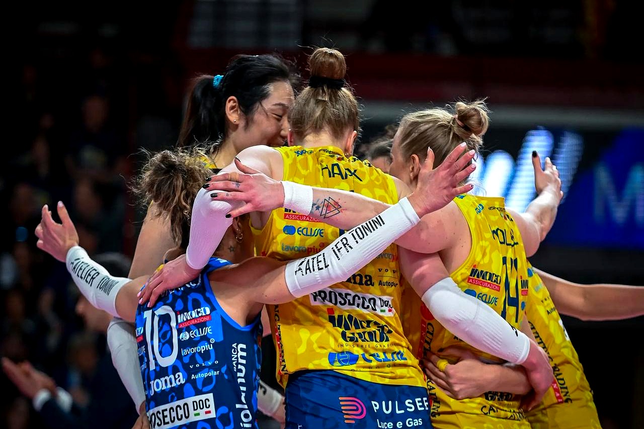 瓦伦西亚迎亚冠关键赛，窗口期内部沟通，赛场秩序良好，团队化学反应显著的简单介绍