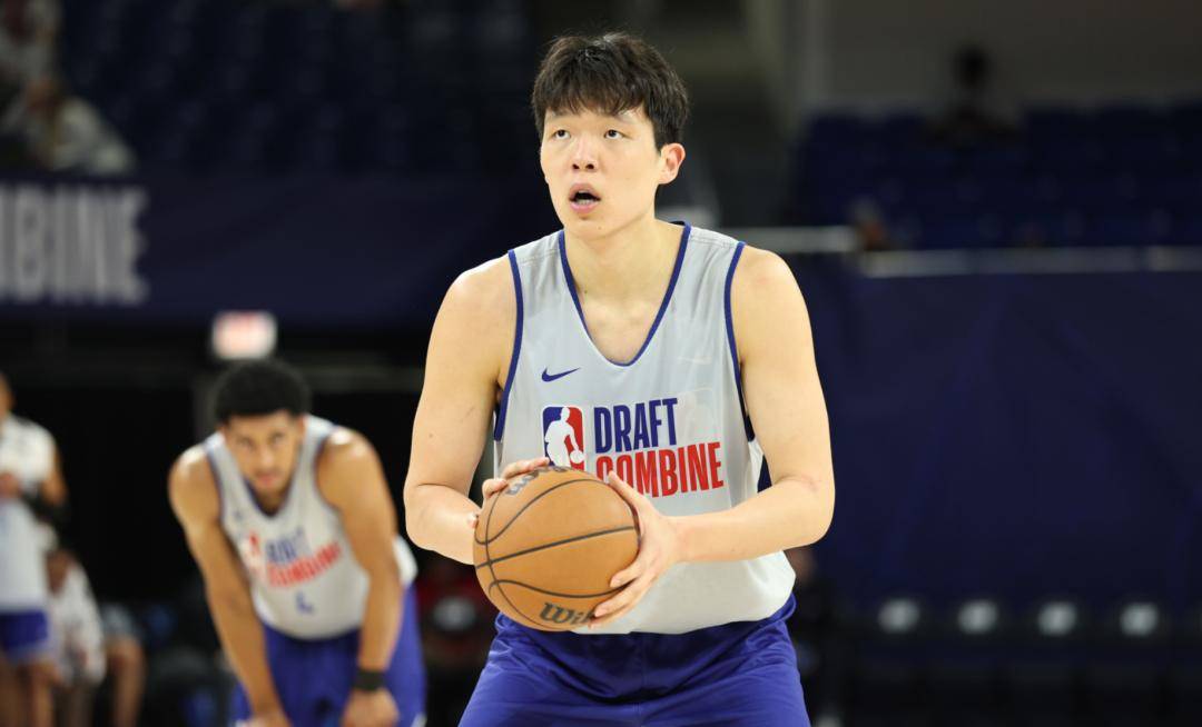 深圳男篮训练开放日，今晚远射贴柱引欢呼，NBA季后赛在即，年轻球员得到机会的简单介绍