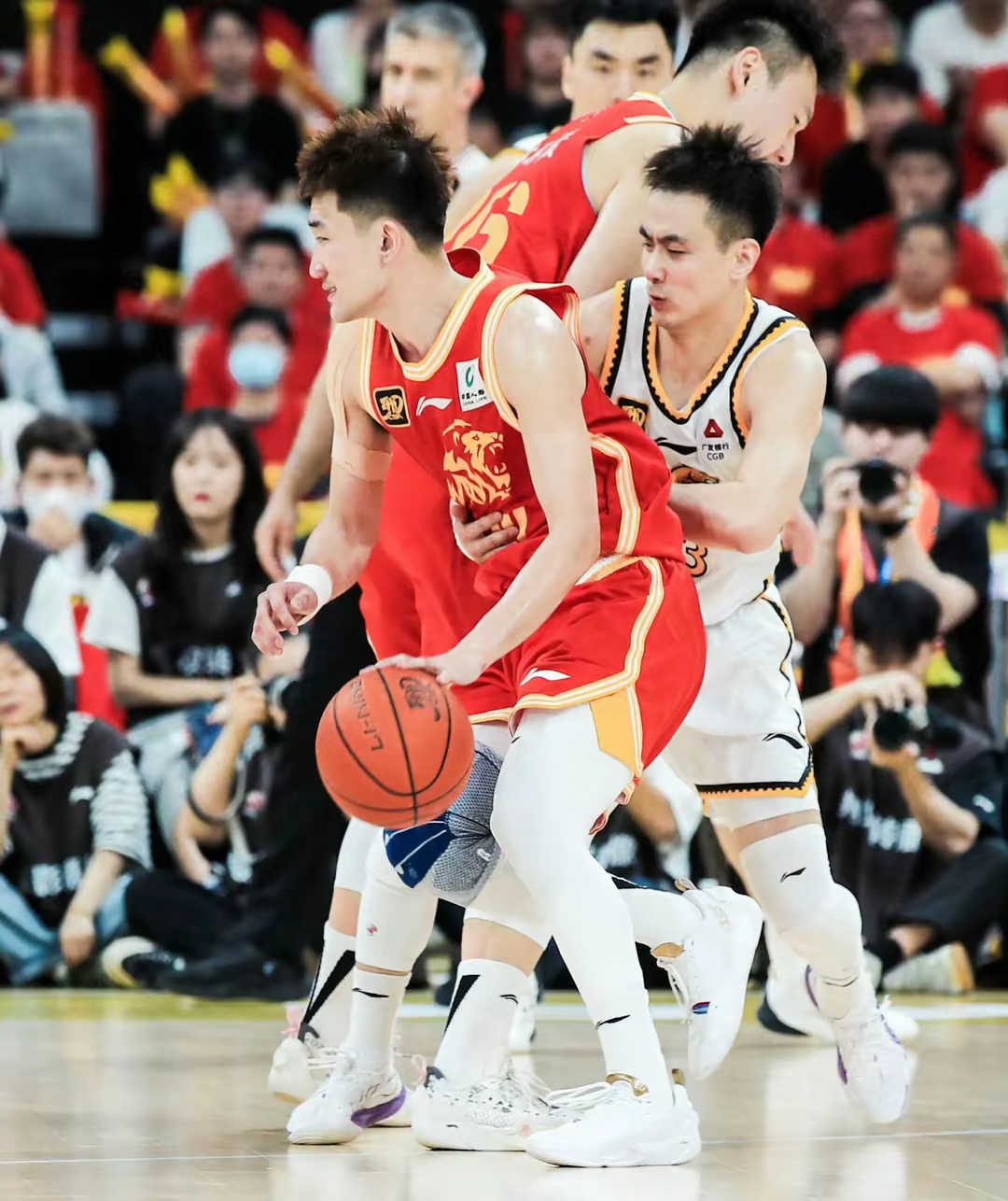 包含赛地聚焦：CBA常规赛集结日热度飙升，辽宁本钢状态回暖，气氛紧张，阵容厚度经受考验的词条