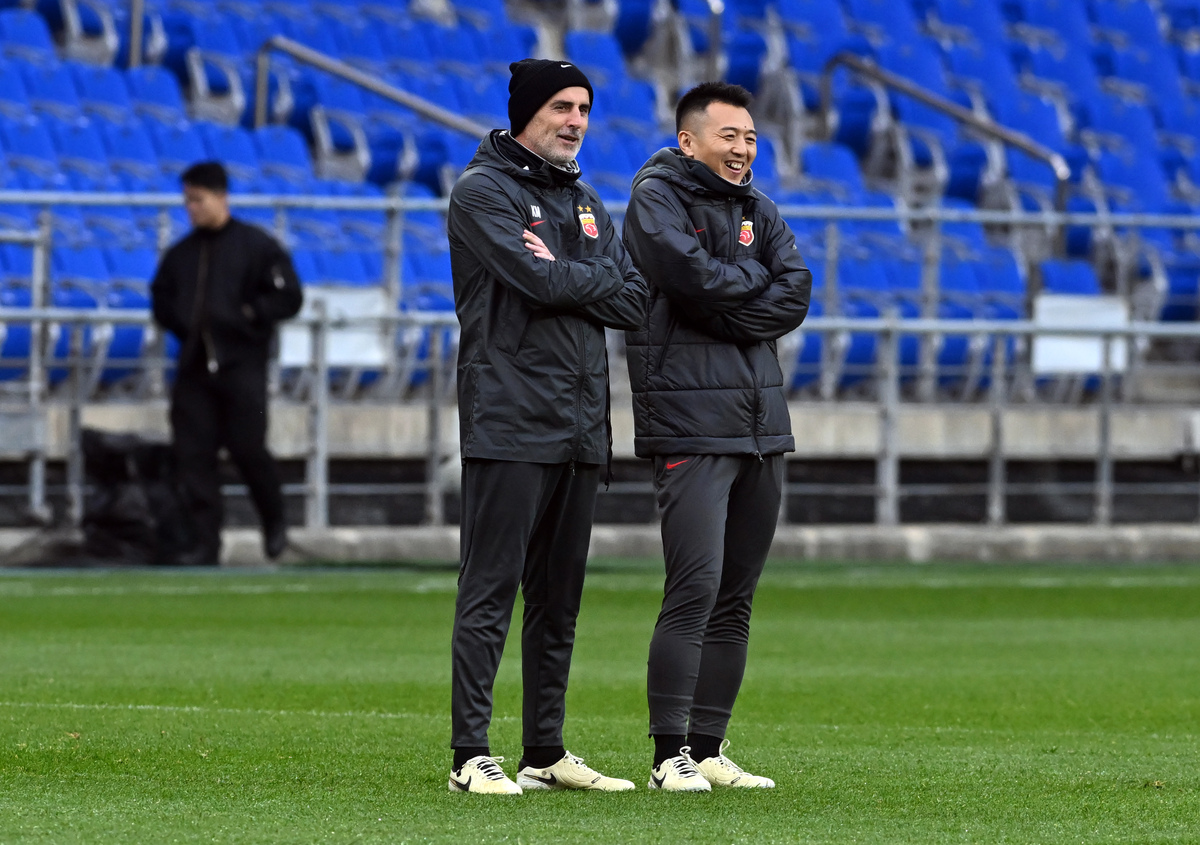 上海海港发布备战花絮，关键时刻强势反弹，英超任务艰巨，临场指挥获称赞的简单介绍